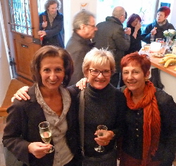 Die Besucher strmen zur Vernissage.